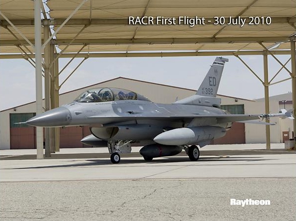 2010年7月30日,美國(guó)空軍一架F-16D型戰(zhàn)斗教練機(jī)搭載雷神公司的RACR雷達(dá),在加利福尼亞州愛德華茲空軍基地進(jìn)行了首飛。