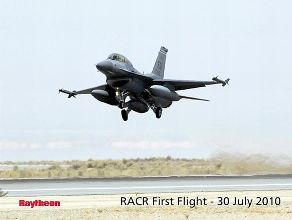 2010年7月30日,美國(guó)空軍一架F-16D型戰(zhàn)斗教練機(jī)搭載雷神公司的RACR雷達(dá),在加利福尼亞州愛德華茲空軍基地進(jìn)行了首飛。