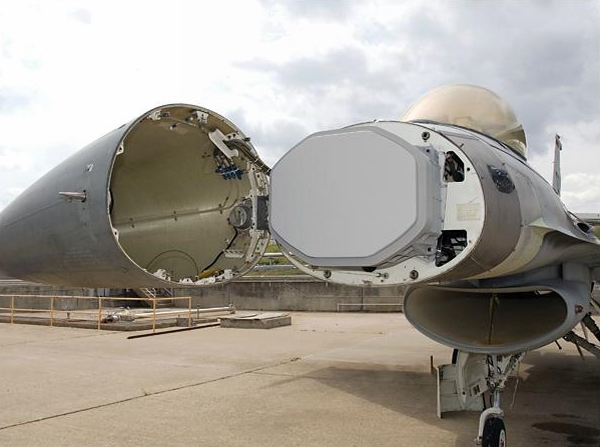 2010年7月30日,美國(guó)空軍一架F-16D型戰(zhàn)斗教練機(jī)搭載雷神公司的RACR雷達(dá),在加利福尼亞州愛德華茲空軍基地進(jìn)行了首飛。