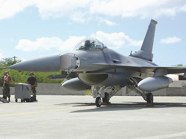 2010年7月30日,美國(guó)空軍一架F-16D型戰(zhàn)斗教練機(jī)搭載雷神公司的RACR雷達(dá),在加利福尼亞州愛德華茲空軍基地進(jìn)行了首飛。