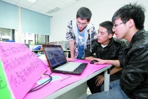 重慶郵電大學學生在實驗室里觀測。