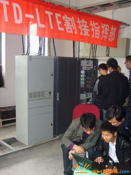 中國移動在西部的首個TD-LTE基站在進行調試. 中國移動在西部的首個TD-LTE基站在進行調試.