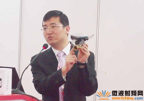 世強(qiáng)技術(shù)主管陳剛先生展示最新的超聲波水表設(shè)計(jì)demo
