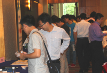 觀眾觀看展臺及產品目錄
