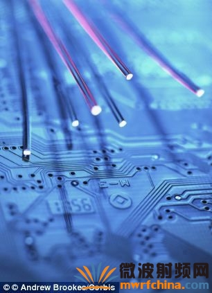 從理論上說，盜竊可以利用時間斗篷技術(shù)偷偷潛入一座建筑，神不知鬼不覺地偷走現(xiàn)金或者貴重物品，而后在監(jiān)控攝像頭記錄下他們的影像前離開建筑