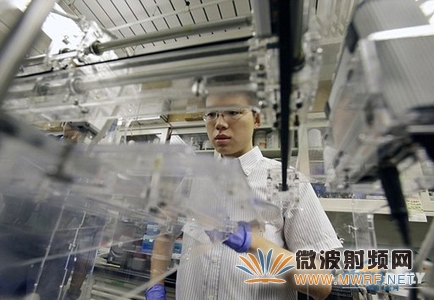 一位學生在展示如何使用3D打印機