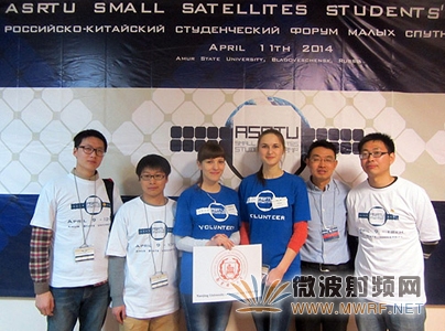 小衛星團隊和阿穆爾州立大學的志愿者合影留念