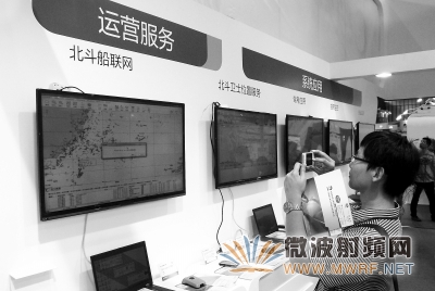 5月21日，江蘇南京，觀眾在第五屆中國(guó)衛(wèi)星導(dǎo)航學(xué)術(shù)年會(huì)現(xiàn)場(chǎng)觀看北斗衛(wèi)星導(dǎo)航和定位系統(tǒng)演示