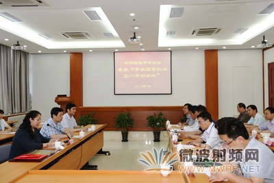何巖為院高功率微波源與技術重點實驗室頒發“中央國家機關五一勞動獎狀”
