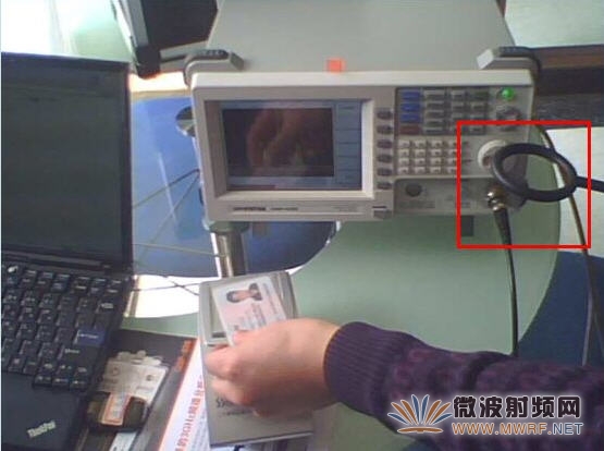 將環形天線連接到頻譜儀RF輸入端