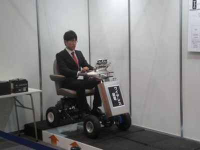 日本科研人員展示靠射頻提供動力的電動車