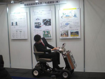 日本科研人員展示靠射頻提供動力的電動車
