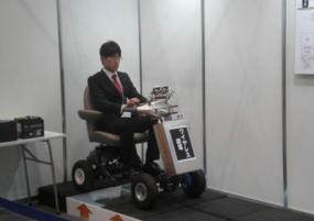 日本科研人員展示靠射頻提供動力的電動車