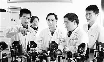 潘建偉（中）和他的研究團隊