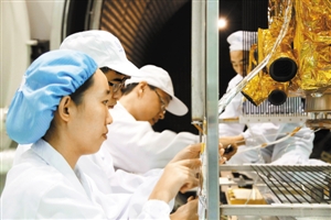 科研人員在檢查脈沖星試驗衛星