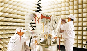 去年衛星研制過程中，工作人員準備進行衛星設備電磁兼容性試驗。