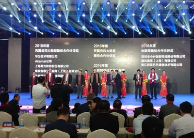 中興物聯副總經理王彭接受“2016年度物聯網最佳合作伙伴獎”獎項