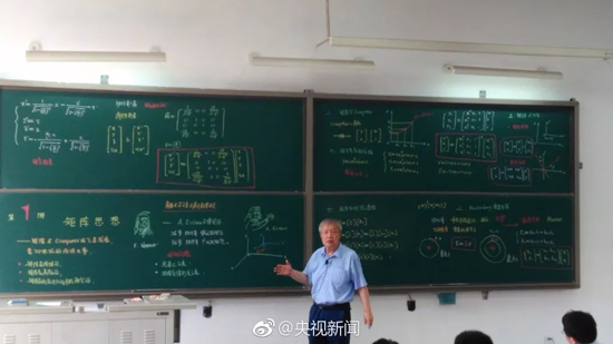 微波領域國家級教學名師梁昌洪教授 數十年堅持手寫板書帶漫畫插圖 課堂座無虛席